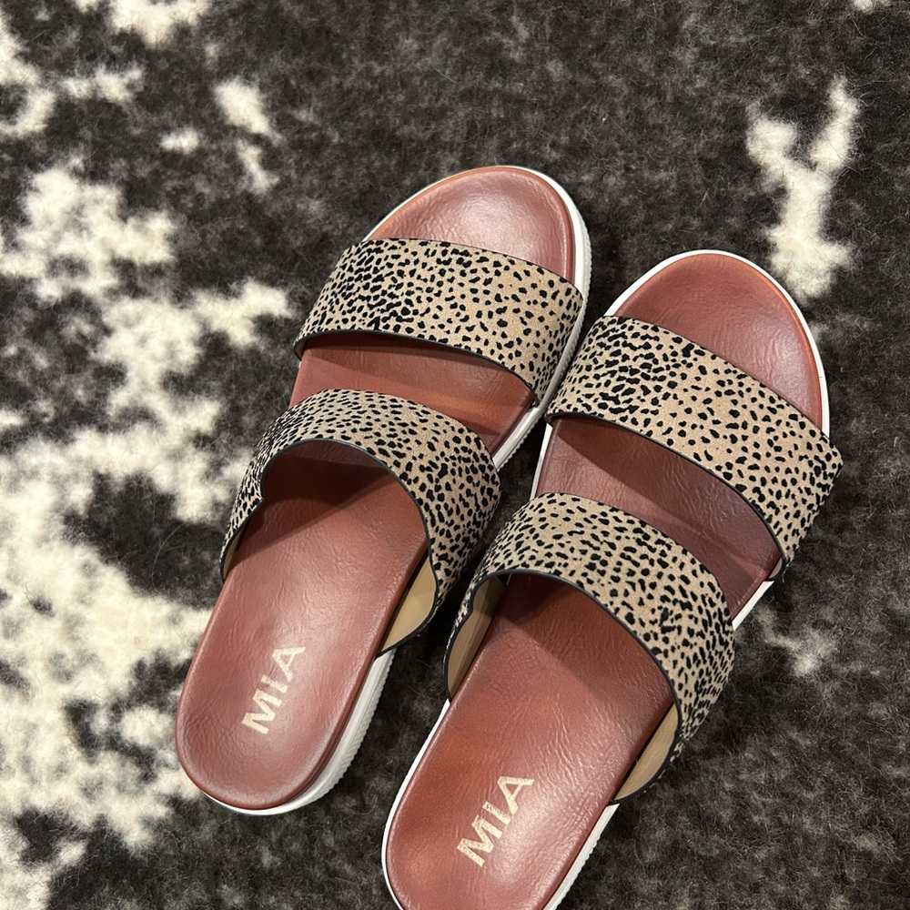 MIA Women's Tan and Black Slide Sandals